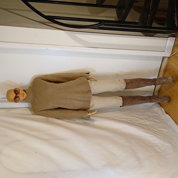 Gorgeous Tahari Taupe Suede Heeled Knee-High Boots - Picture 2 of 16